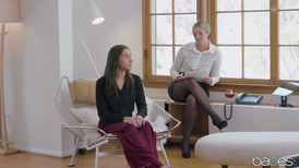 The therapist helps a young brunette to orgasm