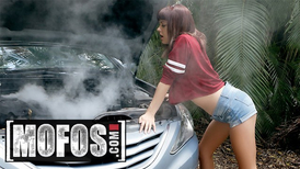 Broken down car gives teen a chance for a dick lift